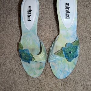 Size 8 dressy open toed sandals with flower detail